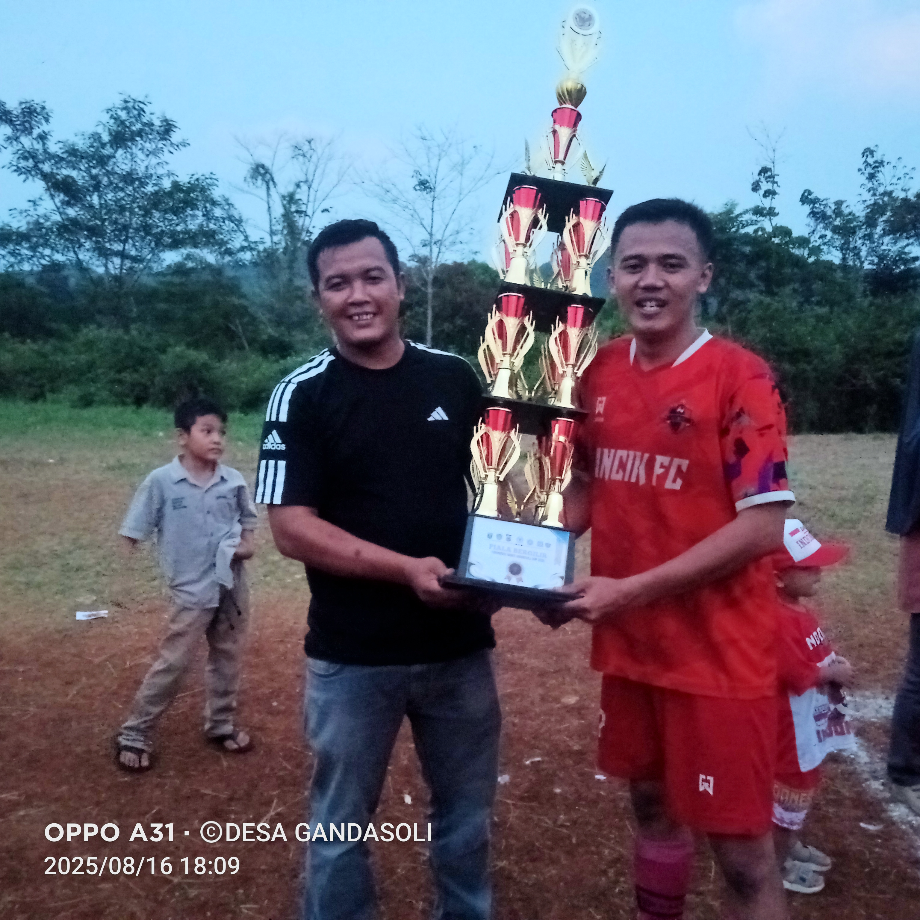 PENYERAHAN PIALA BERGILIR TURNAMEN SEPAK BOLA KADES CUP 2025